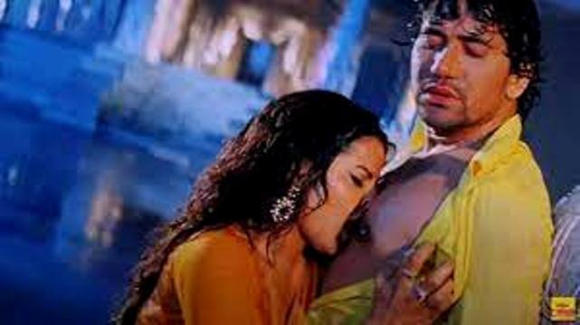 Bhojpuri Romantic Video : बारिश के रोमांस में गुलज़ार निरहुआ और मधु शर्मा की रोमांटिक अदा