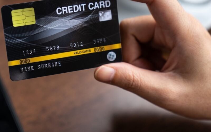 Credit Card New Updete: अब इस बैंक ने क्रेडिट कार्ड ग्राहकों को दिया जोरदार झटका, बदल दिए ये नियम